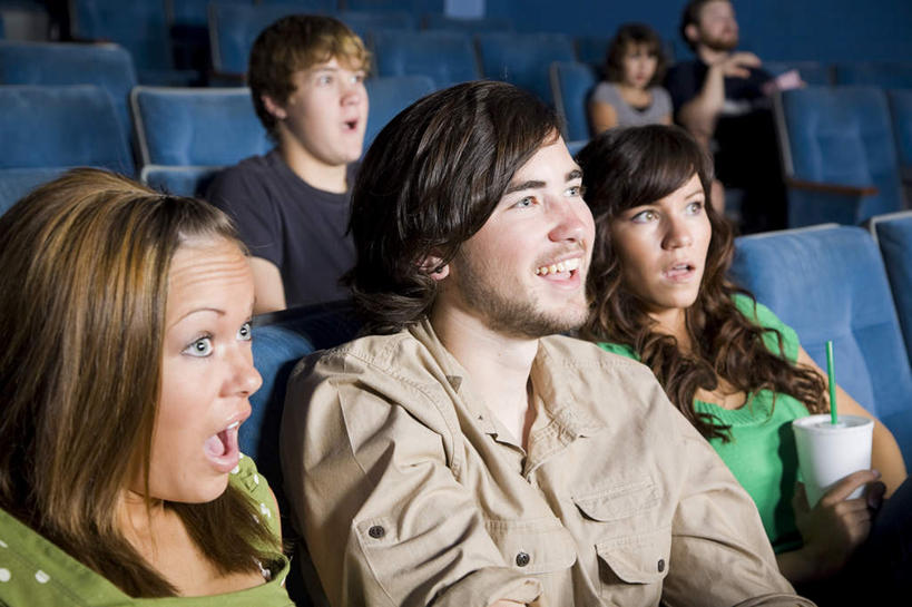 西方人,伙伴,朋友,坐,横图,室内,夜晚,正面,友谊,剧院,欧洲,欧洲人,阴影,服装,光线,影子,灯光,许多人,注视,休闲装,衣服,观察,看,一群人,休闲,休闲服,服饰,观看,察看,关注,友情,男人,男性,年轻男性,年轻女性,女人,女性,白种人,长发,坐着,半身,彩图,剧场,戏院