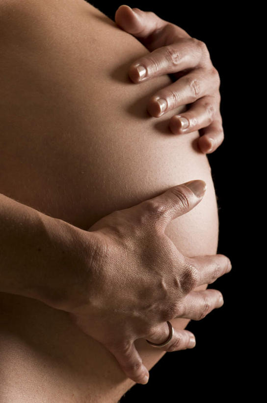 西方人,孕妇,手,腹部,一个人,摸,竖图,室内,白天,侧面,欧洲,欧洲人,双手,仅一个年轻女性,仅一个女性,仅一个人,抚摸,黑色背景,怀孕,手部,摄影,影棚,待产,妊娠,准妈妈,年轻女性,女人,女性,白种人,腹,肚子,产妇,触摸,接触,半身,彩图,影棚拍摄,拍摄