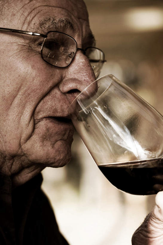 西方人,一个人,竖图,室内,白天,侧面,杯子,欧洲,欧洲人,仅一个男性,仅一个人,一副,戴,握,朦胧,模糊,高脚杯,眼镜,红酒杯,拿,拿着,注视,玻璃制品,一只,酒杯,观察,看,仅一个老年男性,握着,观看,老花镜,戴着,察看,关注,远视眼镜,饮酒,老年男性,男人,男性,白种人,玻璃杯,半身,彩图