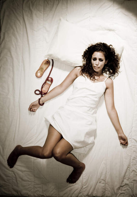 西方人,一个人,躺,伸展双臂,打电话,竖图,俯视,阶调图片,室内,白天,裙子,床,电话,欧洲,欧洲人,仅一个年轻女性,仅一个女性,仅一个人,一条,连衣裙,床单,注视,通讯设备,被子,一个,白色,话筒,观察,看,电话线,单人床,单个,观看,察看,被单,关注,抽泣,堕泪,呜咽,饮泣,卧着,交流,年轻女性,女人,女性,白种人,电话机,敞开双臂,沟通,伸开双臂,躺着,通话,卧,展开双肩,张开手臂,张开双臂,彩图,高角度拍摄,全身,哭泣,啼哭