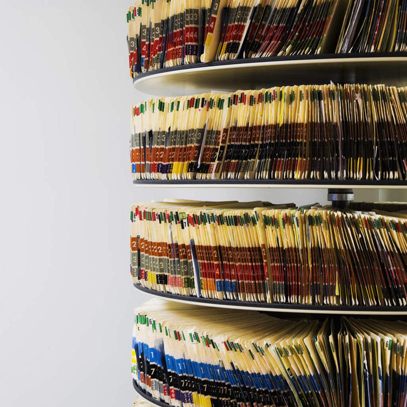 无人,办公室,横图,室内,白天,正面,书籍,一排,许多,整齐,环绕,围绕,材料,档案,文件,很多,弧形,环抱,旋转,排列,黄色,红色,蓝色,资料,缭绕,档案室,队列,文档,挡书板,书挡,书夹,书立,书,图书,彩图