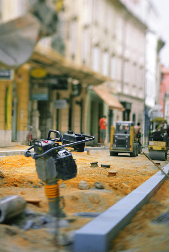 无人,竖图,室外,白天,侧面,朦胧,模糊,凌乱,建筑工地,肮脏,混乱,邋遢,地盘,建筑地盘,施工地盘,纷乱,缭乱,庞杂,龌龊,污秽,移轴,彩图,工地