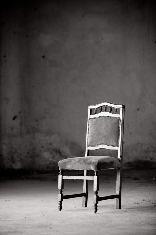 无人,竖图,黑白,室内,白天,正面,椅子,一张,木椅,昏暗,灰暗,晦暗