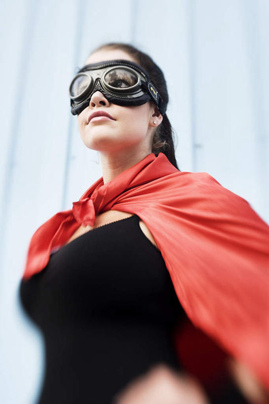 西方人,一个人,站,竖图,室外,白天,仰视,安全,欧洲,欧洲人,仅一个年轻女性,仅一个女性,仅一个人,一副,眼镜,防护,注视,红色,观察,看,站着,一件,观看,护目镜,保护,正义,察看,关注,保险,超人,斗篷,保全,周全,安稳,安定,安全防护眼镜,超级英雄,英雄,超能力,公理,大氅,豪杰,好汉,平安,年轻女性,女人,女性,白种人,站立,半身,彩图,低角度拍摄,防护眼镜