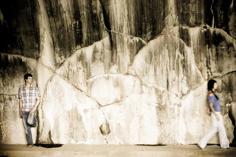 西方人,两个人,站,走,横图,室外,白天,正面,爱情,欧洲,欧洲人,阴影,反射,分离,影子,墙,浪漫,墙壁,墙面,站着,温暖,温馨,恩爱,恋人,肮脏,分散,和睦,邋遢,分手,龌龊,污秽,别离,恶浊,男人,男性,年轻男性,年轻女性,女人,女性,白种人,情侣,步行,散步,站立,走路,半身,彩图,伴侣,融洽