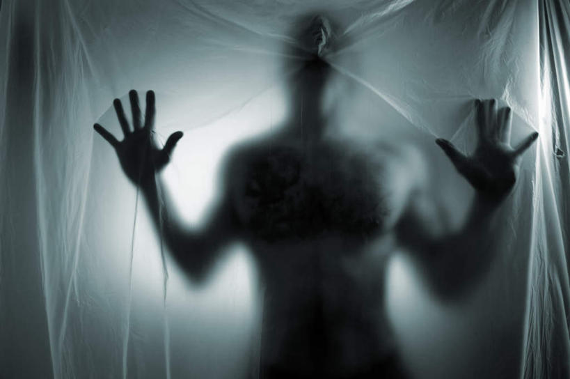 西方人,手,一个人,横图,室内,白天,正面,欧洲,欧洲人,仅一个男性,仅一个人,阴影,反射,影子,塑胶,仅一个年轻男性,扶,手部,胶带,扶着,男人,男性,年轻男性,白种人,半身,彩图