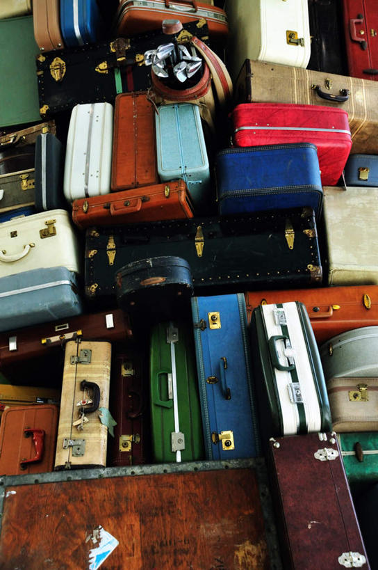 无人,竖图,俯视,室内,特写,白天,静物,一排,阴影,整齐,反射,高尔夫,高尔夫球,拉杆箱,旅行箱,影子,排列,行李箱,箱子,出差,高尔夫球杆,队列,高尔夫运动,高尔夫球具,彩图,高角度拍摄,旅行