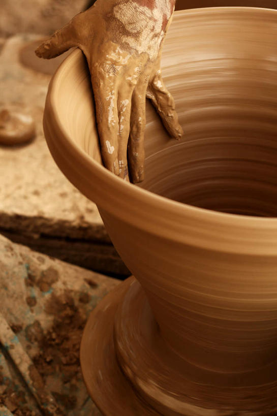 东方人,手,一个人,捏,竖图,俯视,室外,白天,绘画,亚洲,仅一个男性,仅一个人,握,制作,阴影,反射,彩绘,瓷器,影子,陶瓷,拿,捏着,拿着,旋转,黄种人,加工,仅一个年轻男性,手部,握着,陶艺,陶土,彩釉,男人,男性,年轻男性,亚洲人,画画,半身,彩图,高角度拍摄