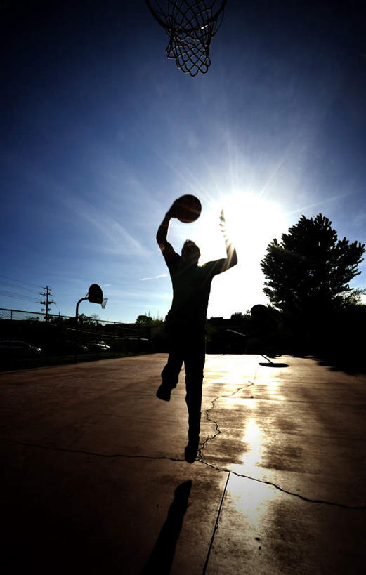 西方人,一个人,竖图,室外,白天,正面,锻炼,运动,篮球,植物,欧洲,欧洲人,仅一个男性,仅一个人,阴影,光线,影子,篮球装备,背光,运动器械,树,树木,仅一个年轻男性,蓝色,绿色,蓝天,天空,阳光,自然,天,健身器械,生长,晴朗,成长,篮框,健身器材,逆光,篮球运动,万里无云,体育,男人,男性,年轻男性,白种人,晴空,晴空万里,彩图,全身,健身,运动器材