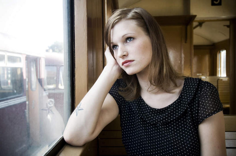 西方人,一个人,站,横图,室内,白天,正面,时尚,窗户,欧洲,欧洲人,仅一个年轻女性,仅一个女性,仅一个人,乘客,撑,服装,托腮,注视,休闲装,文化,纹身,玻璃窗,衣服,观察,看,托,站着,休闲,休闲服,个性,服饰,信仰,观看,察看,撑着,关注,托下巴,刺青,追求,想象,文身,勇气,崇拜,张扬,搭客,年轻女性,女人,女性,白种人,站立,半身,彩图