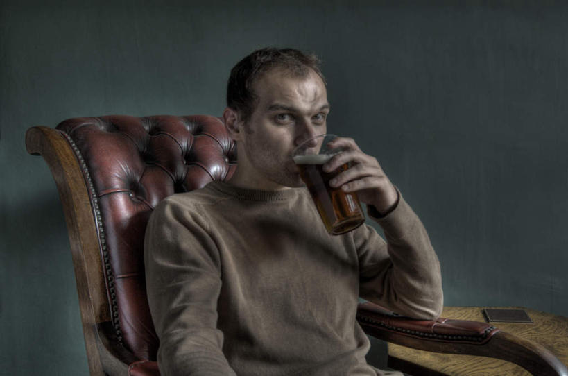 西方人,一个人,坐,横图,室内,白天,正面,沙发,桌子,杯子,欧洲,欧洲人,仅一个男性,仅一个人,仅一个中年男性,握,灰色背景,服装,墙,拿,拿着,注视,休闲装,喝酒,墙壁,墙面,玻璃制品,饮料,衣服,水杯,观察,看,休闲,休闲服,握着,摄影,服饰,影棚,观看,察看,关注,饮酒,男人,男性,中年男性,白种人,玻璃杯,坐着,半身,彩图,影棚拍摄,拍摄,皮沙发