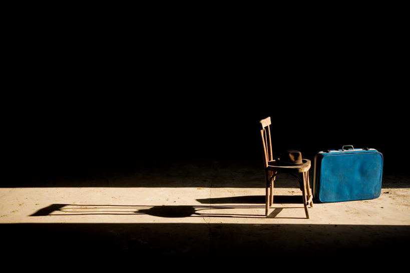 无人,横图,室内,白天,正面,帽子,椅子,阴影,光线,拉杆箱,旅行箱,影子,木椅,礼帽,一个,阳光,行李箱,箱子,单个,出差,彩图,旅行