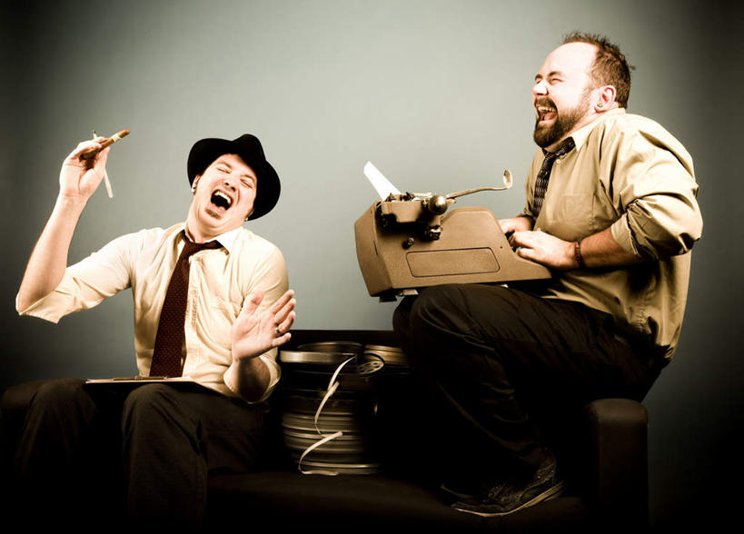 西方人,两个人,商务人士,商务男性,坐,笑,大笑,横图,室内,白天,正面,衬衫,兴奋,欧洲,欧洲人,套装,墙,墙壁,墙面,张嘴,打字机,商务装,张大嘴巴,工薪阶层,哈哈大笑,男人,男性,年轻男性,白种人,白领,上班族,张开嘴,坐着,半身,彩图,衬衣,高兴,狂笑