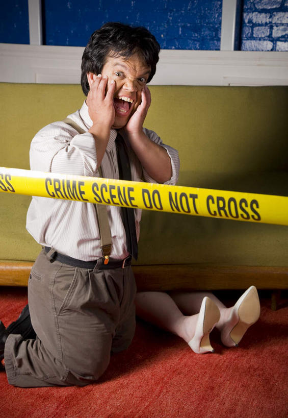 西方人,一个人,病人,站,举,竖图,室内,白天,正面,高跟鞋,窗户,鞋子,玻璃,欧洲,欧洲人,仅一个男性,仅一个人,一双,警告,玻璃窗,玻璃制品,仅一个年轻男性,黄色,托,站着,张嘴,警示,隔离带,禁止,惊恐,提醒,提示,限制,残疾,残疾人,张大嘴巴,惊慌,恐慌,伤残,残障,弱势群体,惊骇,侏儒,危险,男人,男性,年轻男性,白种人,患者,就医者,张开嘴,举起,举手,举着,向上举,向上伸,向上托,站立,半身,彩图