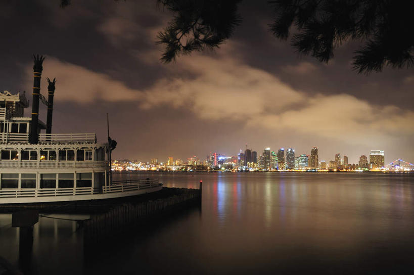 无人,横图,室外,夜晚,正面,度假,河流,美景,水,城市风光,城市,轮船,船,美国,一艘,阴影,反射,影子,河水,景观,水流,乌云,云,阴天,云朵,云彩,娱乐,倒影,天空,交通工具,天,享受,休闲,景色,放松,倒映,北美,北美洲,昏暗,阴沉,加利福尼亚,载具,美洲,加州,圣地亚哥,加利福尼亚州,金州,黄金州,圣地牙哥,圣迭戈,北亚美利加洲,亚美利加洲,反照,彩图