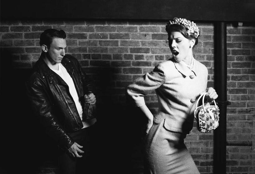 西方人,两个人,夫妻,站,横图,黑白,室内,白天,正面,爱情,欧洲,欧洲人,服装,包,皮包,墙,浪漫,注视,休闲装,墙壁,墙面,一个,衣服,观察,看,站着,休闲,休闲服,恩爱,恋人,服饰,单个,观看,单肩包,察看,关注,皮夹克,男人,男性,年轻男性,年轻女性,女人,女性,白种人,夫妇,情侣,站立,半身,伴侣