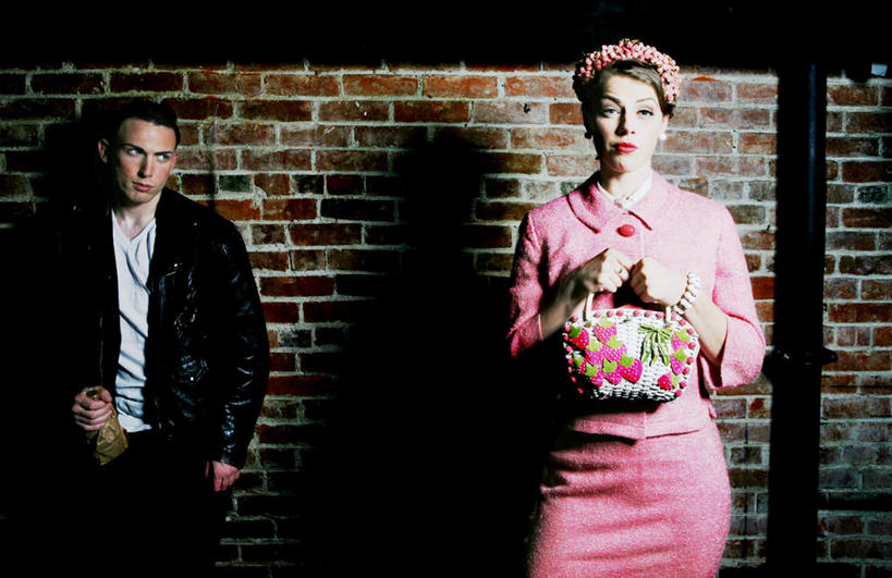 西方人,两个人,夫妻,站,横图,室内,白天,正面,爱情,欧洲,欧洲人,服装,包,皮包,墙,浪漫,注视,休闲装,墙壁,墙面,一个,衣服,观察,看,站着,休闲,休闲服,恩爱,恋人,服饰,单个,观看,单肩包,察看,关注,皮夹克,男人,男性,年轻男性,年轻女性,女人,女性,白种人,夫妇,情侣,站立,半身,彩图,伴侣