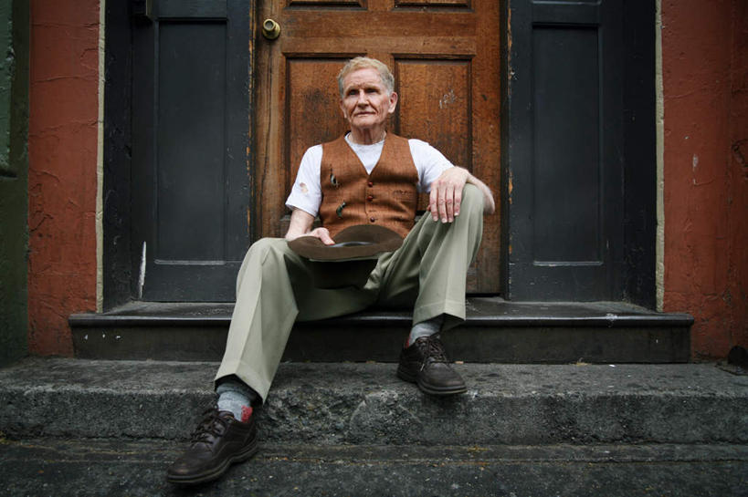 西方人,一个人,坐,笑,微笑,横图,室外,白天,正面,楼梯,门,欧洲,欧洲人,仅一个男性,仅一个人,木制,阶梯,注视,台阶,拾荒者,木制品,门框,观察,看,仅一个老年男性,乞丐,观看,察看,贫困,贫穷,关注,乞讨,困难,叫花子,叫化子,贫苦,穷苦,清苦,清贫,老年男性,男人,男性,白种人,坐着,半身,彩图