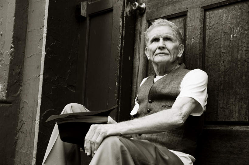 西方人,一个人,坐,笑,微笑,横图,黑白,室外,白天,仰视,楼梯,门,欧洲,欧洲人,仅一个男性,仅一个人,木制,阶梯,注视,台阶,拾荒者,木制品,门框,观察,看,仅一个老年男性,乞丐,观看,察看,贫困,贫穷,关注,乞讨,困难,悲哀,叫花子,叫化子,悲痛,贫苦,穷苦,清苦,清贫,悲恸,老年男性,男人,男性,白种人,坐着,半身,低角度拍摄