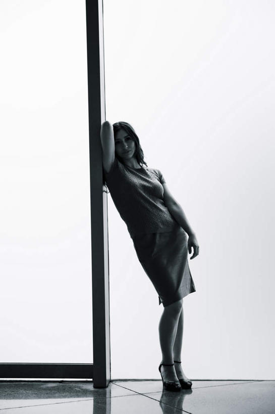 西方人,一个人,模特,站,竖图,黑白,室内,白天,正面,欧洲,欧洲人,仅一个年轻女性,仅一个女性,仅一个人,墙,注视,墙壁,墙面,观察,看,站着,观看,察看,关注,年轻女性,女人,女性,白种人,模特儿,站立,全身