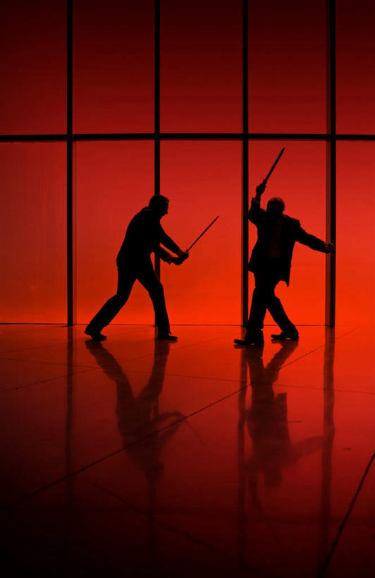 东方人,两个人,站,竖图,室内,白天,正面,竞争,亚洲,对抗,冲突,武士刀,墙,刀具,黄种人,破坏,墙壁,墙面,红色,刀,站着,武器,战争,损坏,攻击,威胁,对立,矛盾,兵器,防御,日本刀,敌对,挫败,斗争,抗拒,抗衡,冷兵器,凶器,杀伤,威慑,东洋刀,东瀛刀,日本武士刀,危险,男人,男性,年轻男性,亚洲人,站立,半身,彩图