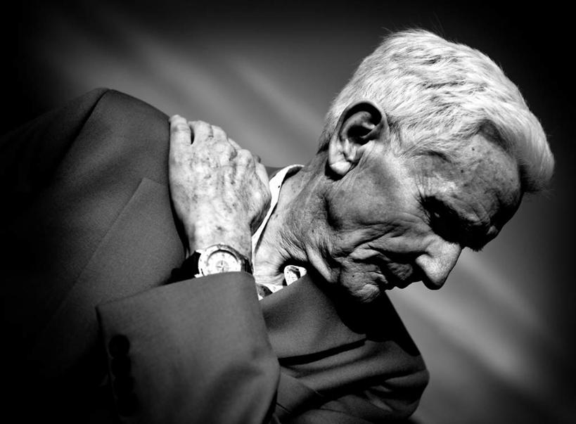 西方人,一个人,站,横图,黑白,室内,白天,正面,欧洲,欧洲人,仅一个男性,仅一个人,服装,扭头,注视,休闲装,衣服,观察,看,站着,转头,仅一个老年男性,休闲,休闲服,服饰,观看,察看,关注,老年男性,男人,男性,白种人,站立,半身