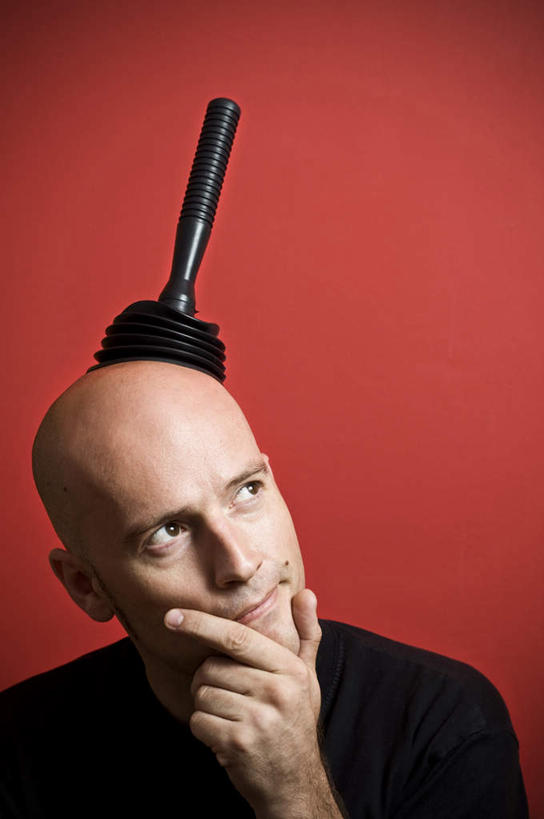 西方人,脸,头,脸颊,秃头,一个人,站,举,竖图,室内,特写,白天,正面,欧洲,欧洲人,仅一个男性,仅一个人,红色背景,服装,工具,注视,休闲装,仅一个年轻男性,衣服,观察,看,托,站着,休闲,思考,休闲服,摄影,服饰,影棚,观看,察看,关注,马桶吸,思虑,疏导,疏通,厕所泵,厕所吸,皮搋子,皮踹子,水拔子,男人,男性,年轻男性,白种人,头部,光头,无发,脸部,脸蛋,面部,举起,举手,举着,向上举,向上伸,向上托,站立,半身,彩图,影棚拍摄,拍摄