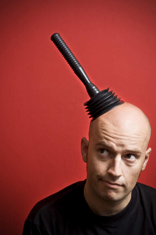 西方人,脸,头,脸颊,秃头,一个人,站,竖图,室内,特写,白天,正面,欧洲,欧洲人,仅一个男性,仅一个人,红色背景,服装,工具,注视,休闲装,仅一个年轻男性,衣服,观察,看,站着,休闲,休闲服,摄影,服饰,影棚,观看,察看,关注,马桶吸,疏导,疏通,厕所泵,厕所吸,皮搋子,皮踹子,水拔子,男人,男性,年轻男性,白种人,头部,光头,无发,脸部,脸蛋,面部,站立,半身,彩图,影棚拍摄,拍摄