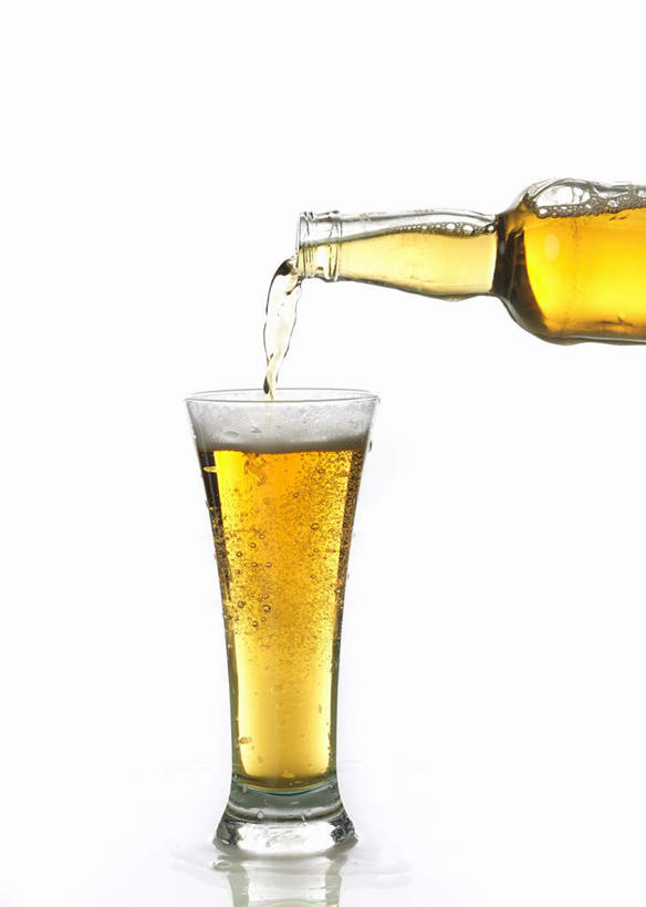 啤酒,无人,竖图,室内,特写,白天,白色背景,正面,静物,杯子,酒类,玻璃制品,酒,酒瓶,饮料,玻璃瓶,瓶子,水杯,摄影,影棚,玻璃杯,彩图,影棚拍摄,拍摄