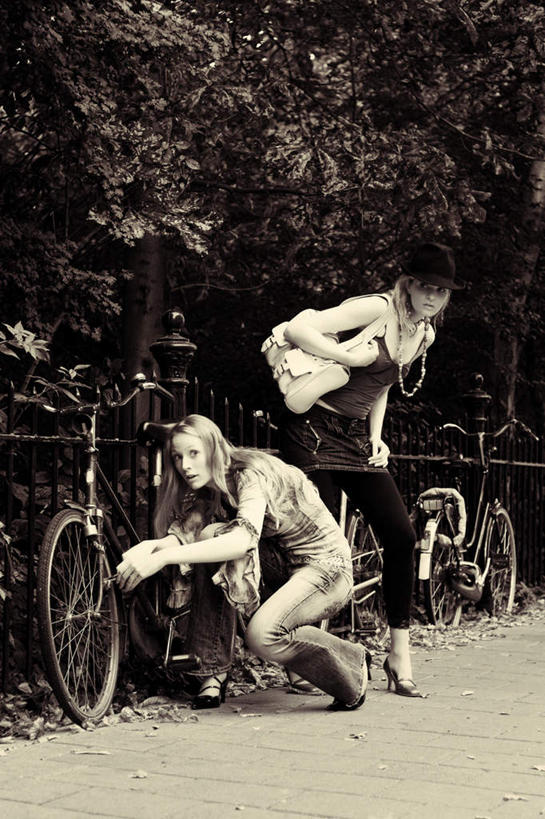 西方人,两个人,竖图,阶调图片,室外,白天,侧面,道路,路,公路,自行车,欧洲,荷兰,欧洲人,交通,首都,车,脚踏车,交通工具,停放,犯罪,西欧,载具,盗窃,偷窃,阿姆斯特丹,小偷,窃贼,盗贼,贼,偷盗,荷兰王国,尼德兰王国,年轻女性,女人,女性,白种人,马路,半身,彩图