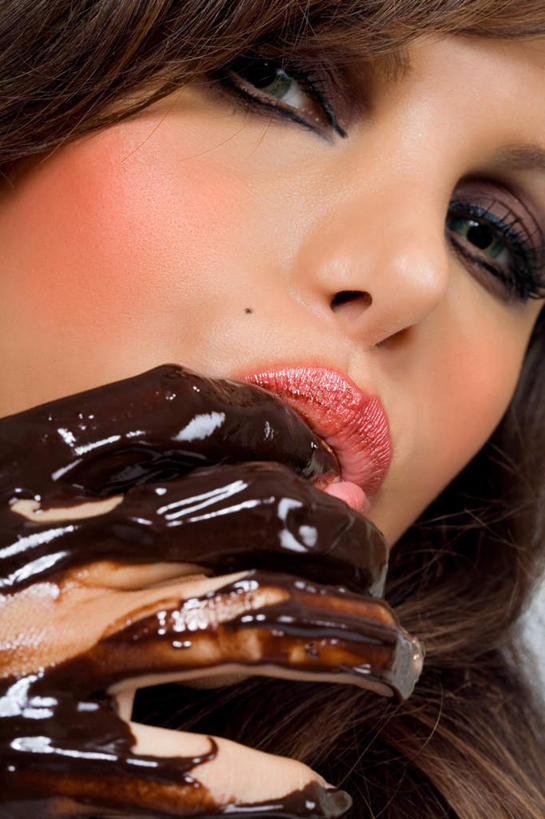 西方人,脸,头,眼睛,鼻子,嘴,脸颊,眉毛,睫毛,一个人,竖图,室内,特写,白天,正面,欧洲,欧洲人,瞳孔,仅一个年轻女性,仅一个女性,仅一个人,食品,糖,糖果,甜点,甜品,注视,食物,甜食,巧克力,观察,看,眼部,观看,朱古力,黑巧克力,察看,脏,关注,舔舐,污渍,尤物,年轻女性,女人,女性,白种人,头部,鼻,睫,脸部,脸蛋,眉,面部,眼,眼睫毛,眼眉,嘴巴,嘴唇,半身,彩图,眼眉毛,佳丽,丽人,美人