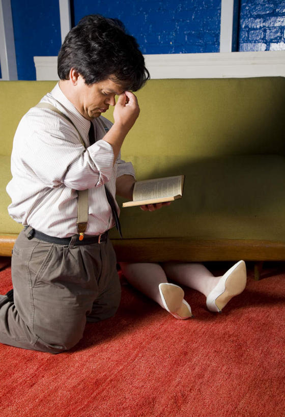 西方人,一个人,牧师,传教士,跪,闭眼,竖图,俯视,室内,白天,窗户,地毯,沙发,玻璃,欧洲,欧洲人,仅一个男性,仅一个人,仅一个中年男性,服装,休闲装,玻璃窗,玻璃制品,衣服,黄色,红色,蓝色,祈祷,休闲,休闲服,服饰,祷告,布艺沙发,男人,男性,中年男性,白种人,传道者,祭司,教士,神甫,神父,闭眼睛,闭着眼,闭着眼睛,跪着,彩图,高角度拍摄,全身