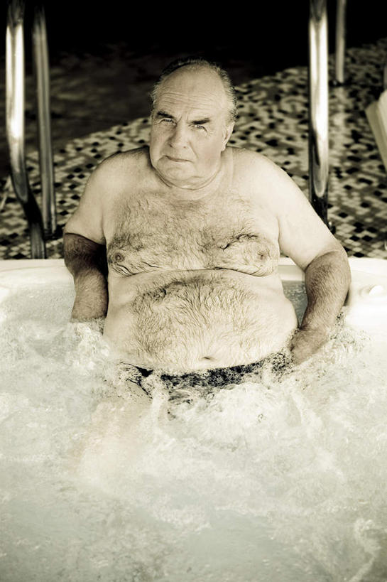 西方人,一个人,体育馆,游泳池,坐,竖图,室外,白天,正面,水,欧洲,欧洲人,仅一个男性,仅一个人,撑,水池,水面,水中,注视,泳池,裸露,观察,看,仅一个老年男性,观看,察看,游泳馆,撑着,暴露,关注,袒露,老年男性,男人,男性,白种人,坐着,半身,彩图