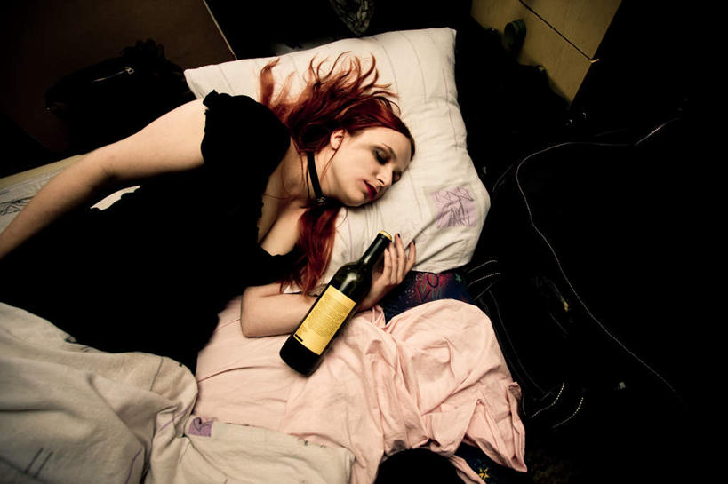 西方人,一个人,躺,闭眼,睡,横图,俯视,室内,白天,化妆,失败,床,卧室,欧洲,欧洲人,仅一个年轻女性,仅一个女性,仅一个人,沮丧,床单,红酒瓶,被子,玻璃制品,酒瓶,一只,玻璃瓶,彩妆,瓶子,难受,酗酒,无奈,单人床,失望,悲伤,被单,伤心,难过,失落,颓废,挫败,受挫,落败,落空,错过,失足,失意,失策,失算,颓丧,衰颓,悲哀,懊丧,颓靡,气馁,丧气,卧着,败北,挫折,失利,年轻女性,女人,女性,白种人,闭眼睛,闭着眼,闭着眼睛,困,困觉,寝息,睡觉,躺着,卧,半身,彩图,高角度拍摄,睡房,卧房