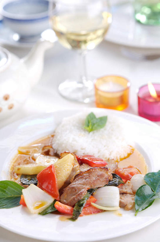 无人,竖图,俯视,室内,白天,蔬菜,蒜,杯子,餐具,一堆,许多,堆叠,堆积,朦胧,模糊,新鲜,碟子,高脚杯,盘,生菜,莴苣,肉,沙拉,食品,很多,蒜头,鸭肉,肉类,玻璃制品,食物,盘子,酒杯,碟,有机食品,绿色食品,堆,混合,放置,搁置,安排,肉食,香槟杯,春菜,鹅仔菜,莴仔菜,千金菜,叶用莴苣,盛放,胡蒜,混淆,夹杂,玻璃杯,胡椒,大蒜,彩图,高角度拍摄