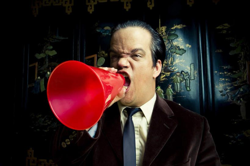 西方人,脸,头,脸颊,手,一个人,站,横图,室内,特写,白天,正面,西装,欧洲,欧洲人,仅一个男性,仅一个人,握,套装,正装,拿,拿着,职业装,喇叭,仅一个年轻男性,红色,话筒,站着,张嘴,手部,叫,握着,扩音器,传声筒,张大嘴巴,男人,男性,年轻男性,白种人,头部,脸部,脸蛋,面部,张开嘴,站立,半身,彩图