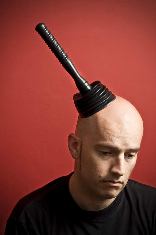 西方人,脸,头,脸颊,秃头,一个人,站,竖图,室内,特写,白天,正面,失败,欧洲,欧洲人,仅一个男性,仅一个人,红色背景,服装,沮丧,工具,注视,休闲装,仅一个年轻男性,衣服,黑色,观察,看,站着,休闲,难受,休闲服,无奈,吸,摄影,服饰,影棚,观看,失望,悲伤,察看,伤心,难过,关注,失落,颓废,马桶吸,挫败,受挫,落败,落空,错过,失足,失意,失策,失算,颓丧,衰颓,悲哀,懊丧,颓靡,气馁,丧气,疏导,疏通,厕所泵,厕所吸,皮搋子,皮踹子,水拔子,败北,挫折,失利,男人,男性,年轻男性,白种人,头部,光头,无发,脸部,脸蛋,面部,站立,半身,彩图,影棚拍摄,拍摄