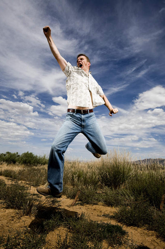 西方人,一个人,跳,举,竖图,室外,白天,正面,旅游,度假,草地,草坪,美景,山,山脉,树林,植物,欧洲,欧洲人,仅一个男性,仅一个人,仅一个中年男性,阴影,服装,光线,影子,景观,山峰,云,云朵,山峦,云彩,注视,休闲装,娱乐,草,树,树木,衣服,蓝色,绿色,白云,蓝天,天空,阳光,自然,群山,天,观察,看,托,享受,休闲,休闲服,景色,放松,叫,服饰,生长,成长,观看,察看,关注,自然风光,男人,男性,中年男性,白种人,举起,举手,举着,跳跃,向上举,向上伸,向上托,彩图,全身