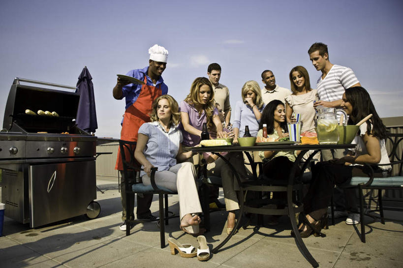 西方人,横图,室外,白天,正面,聚会,烧烤,餐桌,桌子,欧洲,欧洲人,阴影,光线,影子,云,云朵,聚餐,烤架,烤肉,许多人,云彩,蓝色,白云,蓝天,天空,阳光,天,一群人,铁架,晴朗,餐台,集会,白种人,晴空,彩图,全身