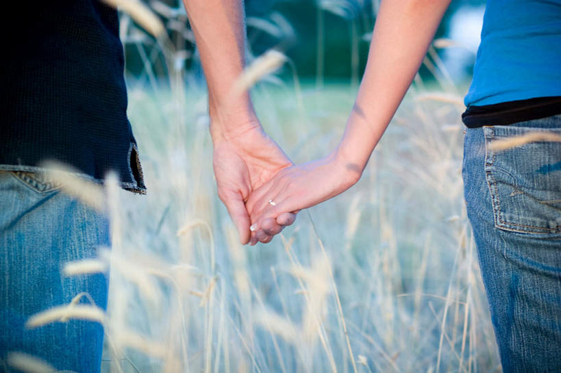 西方人,手,两个人,站,横图,室外,白天,爱情,植物,欧洲,欧洲人,服装,裤子,枯萎,枯草,浪漫,注视,牛仔裤,休闲装,草,背面,衣服,黄色,观察,看,牵手,站着,休闲,温暖,温馨,手部,休闲服,恩爱,恋人,服饰,观看,和睦,察看,关注,男人,男性,年轻男性,年轻女性,女人,女性,白种人,情侣,站立,半身,彩图,伴侣,融洽