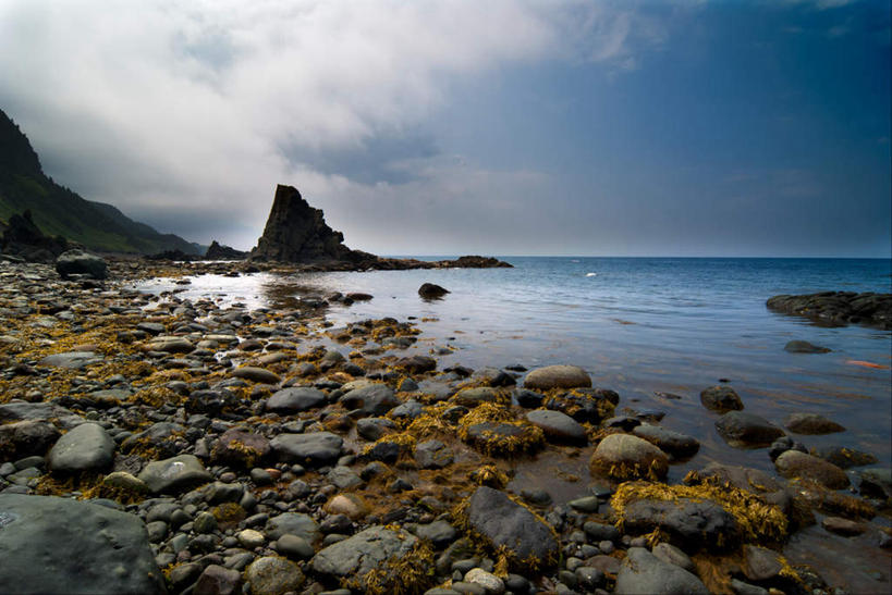 无人,横图,室外,白天,正面,旅游,度假,海浪,海洋,石头,美景,山,山脉,加拿大,阴影,光线,石子,影子,景观,浪花,山峰,云,云朵,山峦,云彩,娱乐,蓝色,白云,蓝天,天空,阳光,自然,海水,群山,天,享受,休闲,景色,放松,晴朗,北美,北美洲,自然风光,美洲,海景,北亚美利加洲,亚美利加洲,纽芬兰,纽芬兰省,大海,风浪,海,海水的波动,近岸浪,石块,岩石,涌浪,晴空,彩图