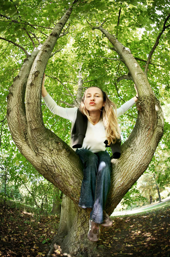 西方人,脸,头,眼睛,鼻子,嘴,耳朵,脸颊,眉毛,睫毛,一个人,竖图,室外,特写,白天,广角镜头,鱼眼镜头,仰视,植物,叶子,欧洲,欧洲人,瞳孔,仅一个年轻女性,仅一个女性,仅一个人,阴影,光线,影子,绿叶,树桩,枝条,注视,树,树干,树木,树枝,阳光,观察,看,嫩叶,木桩,眼部,观看,察看,关注,虬枝,枝杈,年轻女性,女人,女性,白种人,头部,鼻,鼻孔,耳,耳部,睫,口,口腔,脸部,脸蛋,眉,面部,眼,眼睫毛,眼眉,嘴巴,嘴唇,叶,叶片,半身,彩图,低角度拍摄,眼眉毛