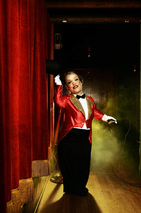 西方人,一个人,病人,站,举,竖图,室内,白天,正面,地板,帽子,欧洲,欧洲人,仅一个女性,仅一个人,表演,阴影,服装,装饰,光线,影子,烟雾,灯光,地面,礼帽,木地板,扮演,衣服,托,站着,仅一个中年女性,服饰,帷幕,幽默,华丽,修饰,点缀,演出,衣着,穿着,帷幔,诙谐,幕布,残疾,残疾人,幕帘,伤残,衬托,美观,雅致,雅观,残障,弱势群体,衣饰,帷幔布,风趣,侏儒,女人,女性,中年女性,白种人,患者,就医者,举起,举手,举着,向上举,向上伸,向上托,站立,彩图,全身