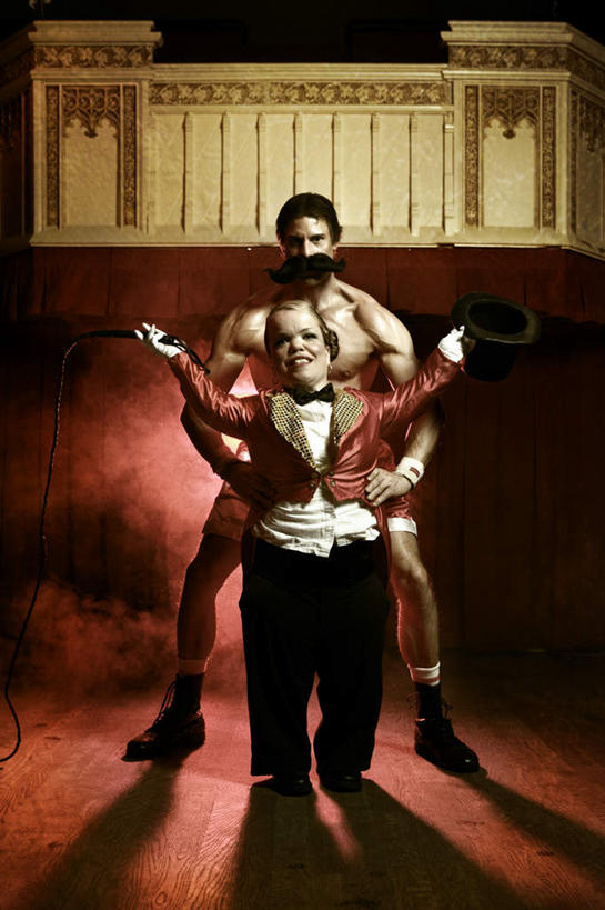 西方人,健壮,两个人,站,举,竖图,室内,白天,正面,地板,帽子,欧洲,欧洲人,表演,阴影,服装,光线,影子,灯光,地面,礼帽,木地板,扮演,衣服,托,站着,服饰,演出,衣着,穿着,鞭子,强健,结实,衣饰,侏儒,硬朗,男人,男性,年轻男性,年轻女性,女人,女性,白种人,举起,举手,举着,向上举,向上伸,向上托,站立,彩图,全身