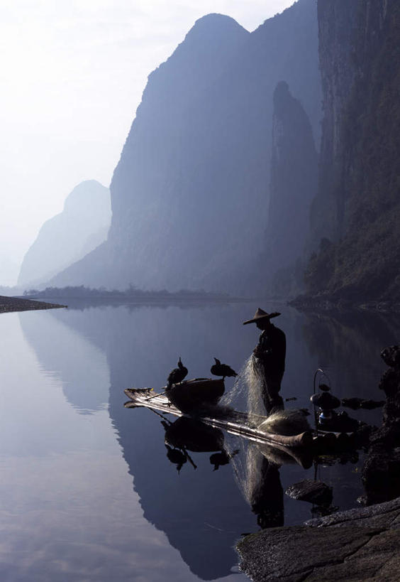 东方人,一个人,站,竖图,全景,室外,白天,正面,湖,湖泊,山,山脉,水,天际线,雾,鸟,亚洲,仅一个男性,仅一个人,一排,竹制,朦胧,模糊,整齐,编织,鸬鹚,鸟类,竹排,湖面,山峰,水流,水面,运输工具,山峦,黄种人,捕鱼,竹筏,排列,仅一个年轻男性,倒影,天空,交通工具,湖水,群山,天,站着,竹条,迷雾,倒映,竹制品,队列,载具,鱼鹰,水老鸦,反照,水上交通工具,男人,男性,年轻男性,亚洲人,大雾,站立,彩图,全身