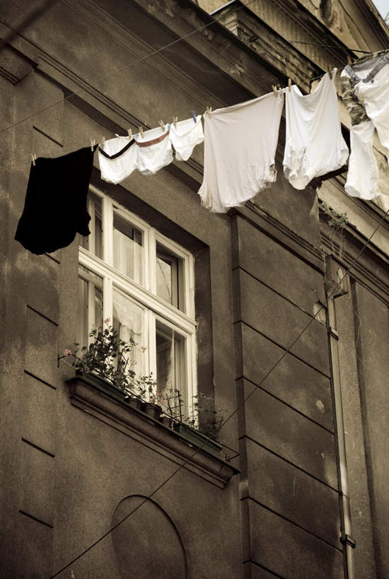 无人,家,竖图,室外,白天,仰视,窗户,衣架,一排,许多,吊挂,关闭,晾晒,悬挂,服装,整齐,木制,房屋,屋子,公寓,挂,洋房,楼房,住宅,排列,衣服,夹子,木制品,服饰,衣着,穿着,队列,衣夹,衣饰,挂衣架,晾衣架,彩图,低角度拍摄,房子