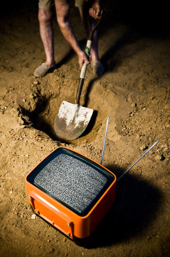 西方人,一个人,站,竖图,俯视,室外,白天,电视,金属制品,欧洲,欧洲人,仅一个男性,仅一个人,仅一个中年男性,弯腰,握,阴影,反射,金属,工具,影子,拿,拿着,一个,挖,站着,握着,铁锹,单个,彩电,丢弃,抛弃,弯身,显像管屏,显像管屏幕,黑白电视机,遗弃,摈弃,扔掉,扔弃,甩掉,扬弃,男人,男性,中年男性,白种人,电视机,站立,半身,彩图,高角度拍摄