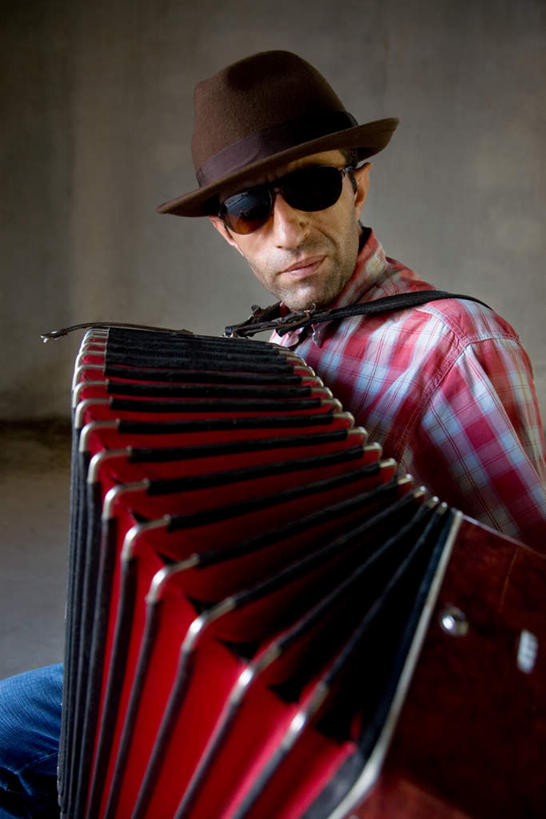 西方人,手,背,一个人,坐,竖图,室内,白天,正面,衬衫,键盘,帽子,欧洲,欧洲人,仅一个男性,仅一个人,握,阴影,反射,墨镜,眼镜,影子,手风琴,吹奏,拿,演奏,拿着,礼帽,管风琴,仅一个年轻男性,太阳镜,太阳眼镜,背着,手部,遮阳镜,握着,键盘乐器,背负,男人,男性,年轻男性,白种人,坐着,半身,彩图,衬衣