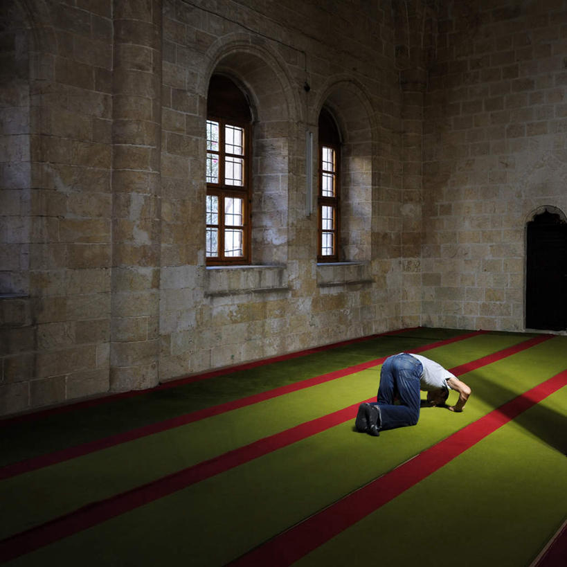 西方人,一个人,方图,室内,特写,白天,正面,兴奋,热情,窗户,地毯,欧洲,欧洲人,仅一个男性,仅一个人,跪拜,阴影,新鲜,反射,影子,墙,开放,玻璃窗,墙壁,墙面,膜拜,仅一个年轻男性,红色,绿色,健康,温暖,奔放,活力,积极,激情,朝气,青春,暖色,吉祥,生命,和平,安详,饱满,革命,热烈,赤色,充实,斗志,喜气,主动,冷色,敬拜,男人,男性,年轻男性,白种人,跪着,半身,彩图,欢乐