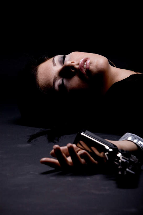 西方人,一个人,躺,闭眼,竖图,室内,白天,正面,欧洲,欧洲人,仅一个年轻女性,仅一个女性,仅一个人,一把,黑色背景,枪,手枪,死亡,谋杀,殒命,灭亡,卧着,年轻女性,女人,女性,白种人,闭眼睛,闭着眼,闭着眼睛,躺着,卧,半身,彩图